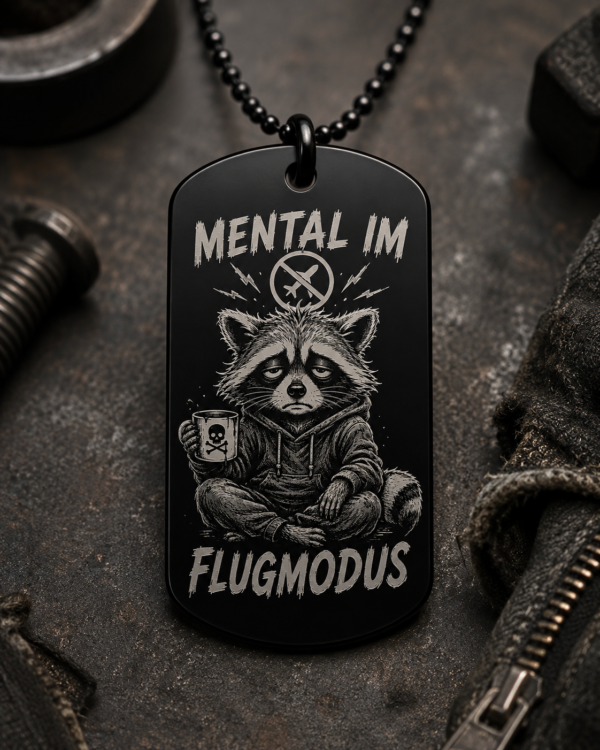 Dogtag Anhänger MENTAL IM FLUGMODUS – Lustiger Statement Anhänger mit Waschbär-Motiv