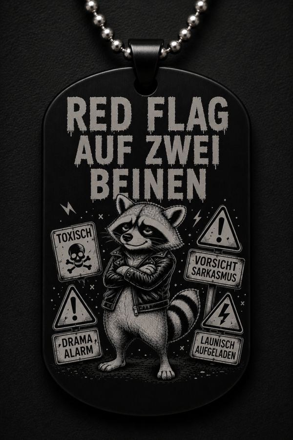 Dogtag Anhänger RED FLAG AUF ZWEI BEINEN – Lustiger Waschbär Statement Anhänger mit Sarkasmus