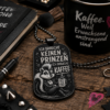 97669c22-2e4f-4412-8d6a-8b5162712b41 Dogtag Anhänger ICH BRAUCHE KEINEN PRINZEN – ICH BRAUCHE KAFFEE | Punk-Stinktier Edition